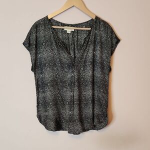 VELVET By Graham & Spencer Women’s Short Sleeve V Neck Blouse, size L